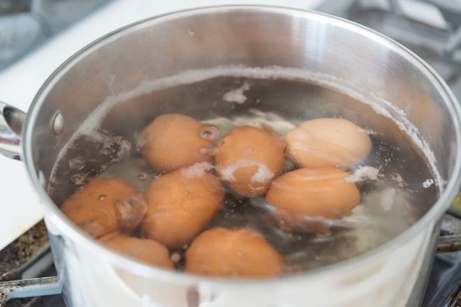 Yumurta Haşlarken İçine Bir Miktar Limon Suyu Eklerseniz ? Bu Yöntemden Vazgeçemeyeceksiniz