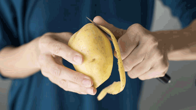 Kirli Bulaşıklar İçin Harika Çözüm Patates Kabuğu Yöntemi